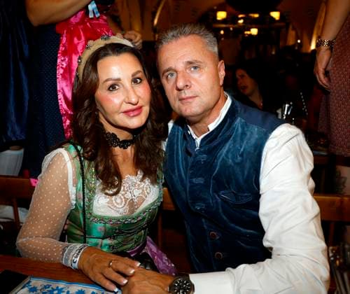 Danijela Ramcilovic (METEOR Bau), Senad Ramcilovic O™zapft is die Zweite! beim Fassanstich mit Frank Zander beim Oktoberfest im Hofbräuhaus Berlin.