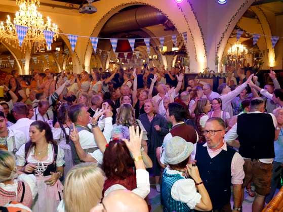 Impressionen O™zapft is die Zweite! beim Fassanstich mit Frank Zander beim Oktoberfest im Hofbräuhaus Berlin.