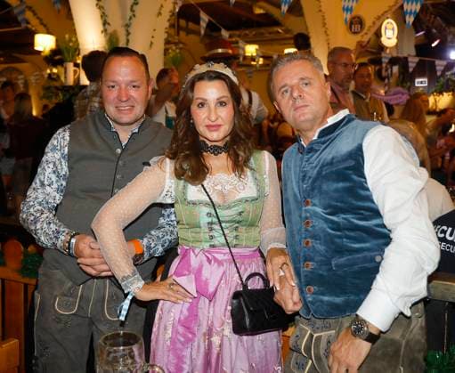 Gast, Danijela Ramcilovic (METEOR Bau), Senad Ramcilovic O™zapft is die Zweite! beim Fassanstich mit Frank Zander beim Oktoberfest im Hofbräuhaus Berlin.