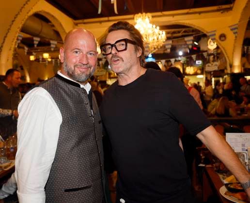 Björn Schwarz, Bruno Eyron O™zapft is die Zweite! beim Fassanstich mit Frank Zander beim Oktoberfest im Hofbräuhaus Berlin.