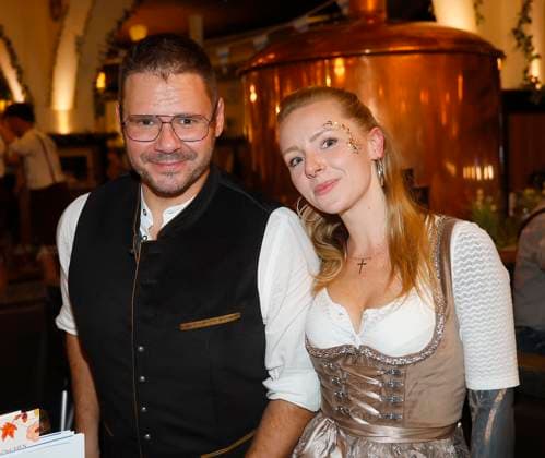 Thomas Drechsel mit Begleitung O™zapft is die Zweite! beim Fassanstich mit Frank Zander beim Oktoberfest im Hofbräuhaus Berlin.