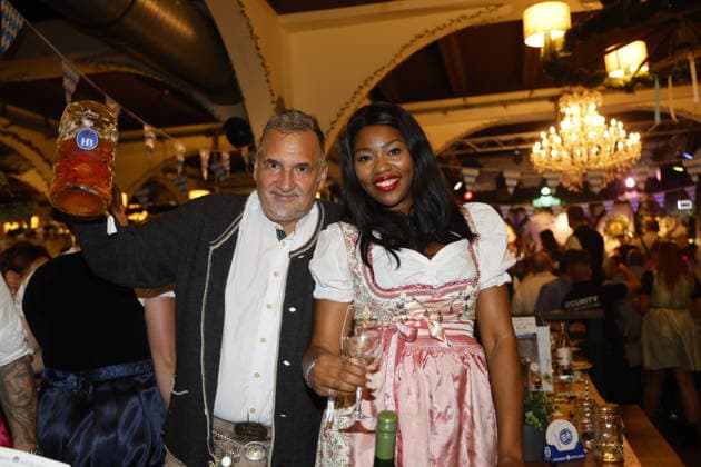 Gerald Meinel O’zapft is – die Zweite! beim Fassanstich mit Frank Zander beim Oktoberfest im Hofbräuhaus Berlin.