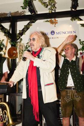 Frank Zander singt O’zapft is – die Zweite! beim Fassanstich mit Frank Zander beim Oktoberfest im Hofbräuhaus Berlin.