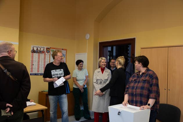Mecklenburg-Western Pomerania s Minister-President Manuela Schwesig casts her ballot in Schwerin SCHWERIN, GERMANY - SEPTEMBER 20: Mecklenburg-Western Pomerania s Minister-President Manuela Schwesig arrives at a polling station at VHS Schwerin in Schwerin, Germany, on September 20, 2026, to vote in the state election. Somaya Abdelrahman Anadolu Schwerin Germany. Editorial use only. Please get in touch for any other usage.  Copyright: x2026xAnadoluxSomayaxAbdelrahmanx