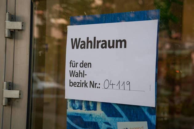 Berlin, Deutschland 20.09.2026: Schild Wahlraum für den Wahlbezirk Nr. 04119 an einem Wahllokal zur Wahl zum Abgeordnetenhaus von Berlin. Wahllokal, Wahlraum, Wahlbezirk, Berlin-Wahl, Abgeordnetenhauswahl, Wahl 2026, Stimmabgabe, Urnengang, Demokratie, Wähler, Wahlsonntag, Landespolitik, Politik, Symbolfoto. Copyright: xAlonxDavidx