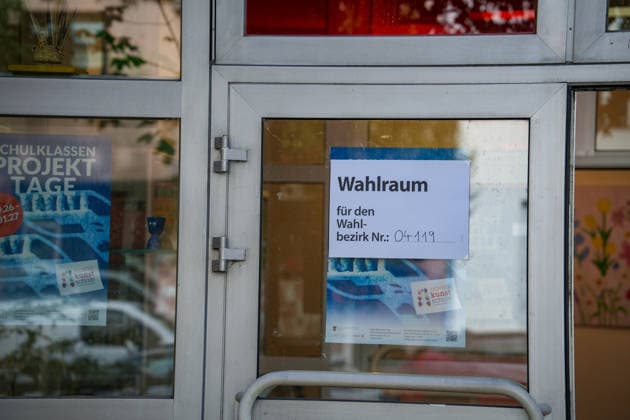 Berlin, Deutschland 20.09.2026: Schild Wahlraum für den Wahlbezirk Nr. 04119 an einem Wahllokal zur Wahl zum Abgeordnetenhaus von Berlin. Wahllokal, Wahlraum, Wahlbezirk, Berlin-Wahl, Abgeordnetenhauswahl, Wahl 2026, Stimmabgabe, Urnengang, Demokratie, Wähler, Wahlsonntag, Landespolitik, Politik, Symbolfoto. Copyright: xAlonxDavidx