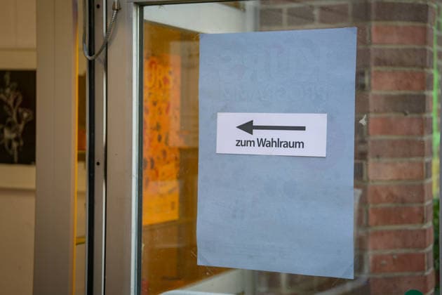 Berlin, Deutschland 20.09.2026: Hinweisschild zum Wahlraum mit Richtungspfeil an einem Wahllokal zur Wahl zum Abgeordnetenhaus von Berlin. Wahllokal, Wahlraum, Wegweiser, Hinweisschild, Berlin-Wahl, Abgeordnetenhauswahl, Wahl 2026, Stimmabgabe, Urnengang, Wahlsonntag, Demokratie, Wähler, Landespolitik, Politik, Symbolfoto. Copyright: xAlonxDavidx