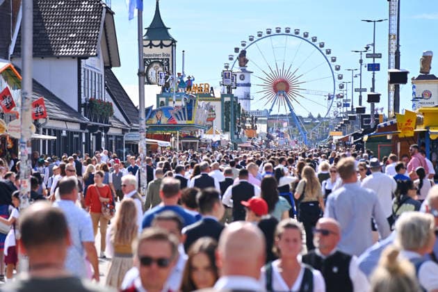 Riesensrad,Besucherstroeme,Andrang,Menschenmassen am 20.09.2026. 191. Oktoberfest vom 19.09.-04.10.2026 auf der Theresienwiese in Muenchen.