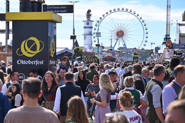 Riesensrad,Besucherstroeme,Andrang,Menschenmassen am 20.09.2026. 191. Oktoberfest vom 19.09.-04.10.2026 auf der Theresienwiese in Muenchen.