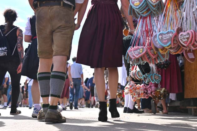 Besucher n Tracht,Lederhose,Dirndl, Riesensrad,Besucherstroeme,Andrang,Menschenmassen am 20.09.2026. 191. Oktoberfest vom 19.09.-04.10.2026 auf der Theresienwiese in Muenchen.
