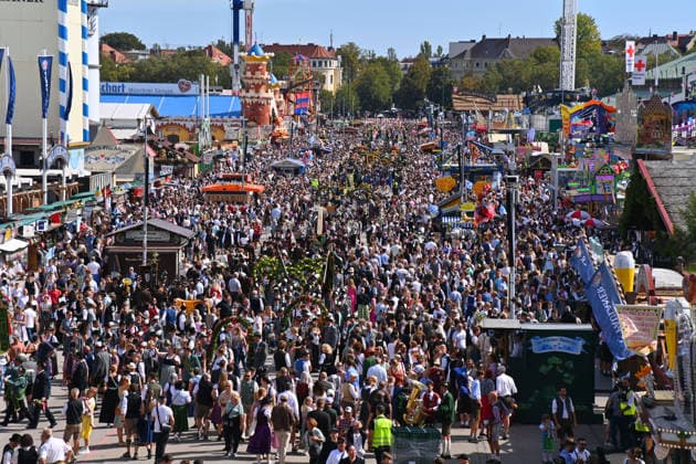 Menschenmassen um die Mittagszeit,Besucher,Besucherandrang am ersten Wiesn Wochenende am 20.09.2026. 191. Oktoberfest vom 19.09.-04.10.2026 auf der Theresienwiese in Muenchen.