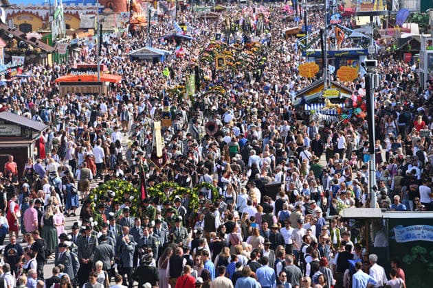Menschenmassen um die Mittagszeit,Besucher,Besucherandrang am ersten Wiesn Wochenende am 20.09.2026. 191. Oktoberfest vom 19.09.-04.10.2026 auf der Theresienwiese in Muenchen.
