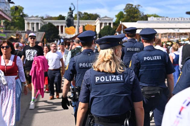 Polizisten,Polizei patrouliiert. am 20.09.2026. 191. Oktoberfest vom 19.09.-04.10.2026 auf der Theresienwiese in Muenchen.