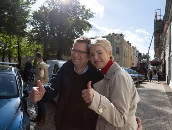 September 20, 2026, Schwerin, Germany: SCHWERIN, GERMANY, SEPTEMBER 20, 2026: Mecklenburg-Vorpommern Minister-President Manuela Schwesig of the Social Democratic Party (SPD) arrives with her husband, Stefan Schwesig, to cast her ballot at a polling station in Schwerin during the Mecklenburg-Vorpommern state election. Voters across the state are electing members of the regional parliament on Sunday. Schwerin Germany - ZUMAq101 20260920_zna_q101_031 Copyright: xSomayaxAbdelrahmanx