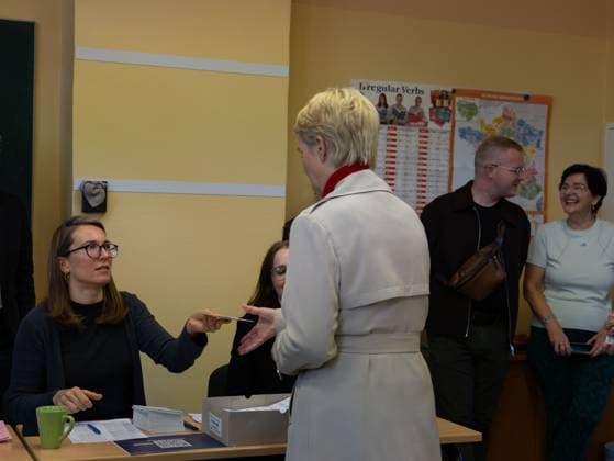 September 20, 2026, Schwerin, Germany: SCHWERIN, GERMANY, SEPTEMBER 20, 2026: Mecklenburg-Vorpommern Minister-President Manuela Schwesig of the Social Democratic Party (SPD) arrives with her husband, Stefan Schwesig, to cast her ballot at a polling station in Schwerin during the Mecklenburg-Vorpommern state election. Voters across the state are electing members of the regional parliament on Sunday. Schwerin Germany  - ZUMAq101 20260920_zna_q101_035 Copyright: xSomayaxAbdelrahmanx