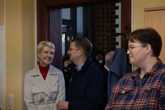 September 20, 2026, Schwerin, Germany: SCHWERIN, GERMANY, SEPTEMBER 20, 2026: Mecklenburg-Vorpommern Minister-President Manuela Schwesig of the Social Democratic Party (SPD) arrives with her husband, Stefan Schwesig, to cast her ballot at a polling station in Schwerin during the Mecklenburg-Vorpommern state election. Voters across the state are electing members of the regional parliament on Sunday. Schwerin Germany - ZUMAq101 20260920_zna_q101_037 Copyright: xSomayaxAbdelrahmanx