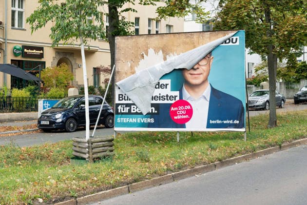 Berlin,20.09.2026, am heutige Sonntag findet die Wahl zum 20. Abgeordnetenhaus von Berlin sowie den Bezirksverordnetenversammlungen statt. Einer zerstörtes Wahlplakat Motiv Stefan Evers der CDU