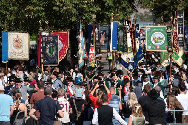 September 20, 2026, Munich, Bavaria, Germany: On the second day of Oktoberfest, the worldÃ¢â‚¬â ¢s largest beer festival, people gather in Munich to watch the parade to the festival grounds. Munich Germany  - ZUMAm309 20260920_zip_m309_033 Copyright: xJuliusxMortsix
