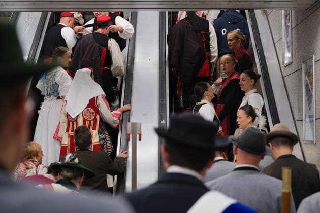 September 20, 2026, Munich, Bavaria, Germany: On the second day of Oktoberfest, the worldÃ¢â‚¬â ¢s largest beer festival, people gather in Munich to watch the parade to the festival grounds. Munich Germany - ZUMAm309 20260920_zip_m309_013 Copyright: xJuliusxMortsix