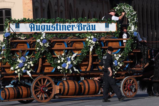 September 20, 2026, Munich, Bavaria, Germany: On the second day of Oktoberfest, the worldÃ¢â‚¬â ¢s largest beer festival, people gather in Munich to watch the parade to the festival grounds. Munich Germany - ZUMAm309 20260920_zip_m309_015 Copyright: xJuliusxMortsix