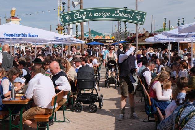 September 20, 2026, Munich, Bavaria, Germany: On the second day of Oktoberfest, the worldÃ¢â‚¬â ¢s largest beer festival, people gather in Munich to watch the parade to the festival grounds. Munich Germany - ZUMAm309 20260920_zip_m309_025 Copyright: xJuliusxMortsix