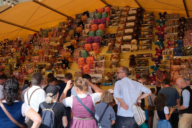 September 20, 2026, Munich, Bavaria, Germany: On the second day of Oktoberfest, the worldÃ¢â‚¬â ¢s largest beer festival, people gather in Munich to watch the parade to the festival grounds. Munich Germany  - ZUMAm309 20260920_zip_m309_038 Copyright: xJuliusxMortsix