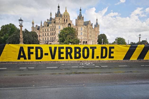 Schwerin, Mecklenburg-Vorpommern, Deutschland, 20.09.2026: Landtagswahl in Mecklenburg-Vorpommern 2026: Demonstration für ein AfD-Verbot vor dem Landtag von Mecklenburg-Vorpommern im Schweriner Schloss Copyright: xdtsxNachrichtenagenturx dts_135346