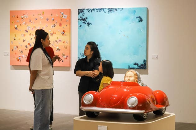 September 20, 2026, Surabaya, East Java, Indonesia: Visitors observe contemporary artworks at the ArtSubs 2026 exhibition at Balai Pemuda, Surabaya, East Java, Indonesia, on September 20, 2026. Titled border, threshold, beyond, the art exhibition features 500 works by 113 artists from across Indonesia, serving as a response to the public s need for a space of contemplation, reflection, and entertainment. Surabaya Indonesia - ZUMAp290 20260920_zip_p290_005 Copyright: xRendyxAgungxPrakosox