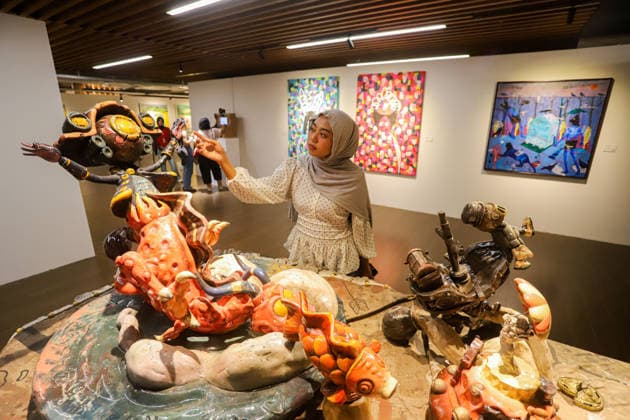 September 20, 2026, Surabaya, East Java, Indonesia: Visitors observe contemporary artworks at the ArtSubs 2026 exhibition at Balai Pemuda, Surabaya, East Java, Indonesia, on September 20, 2026. Titled border, threshold, beyond, the art exhibition features 500 works by 113 artists from across Indonesia, serving as a response to the public s need for a space of contemplation, reflection, and entertainment. Surabaya Indonesia - ZUMAp290 20260920_zip_p290_014 Copyright: xRendyxAgungxPrakosox