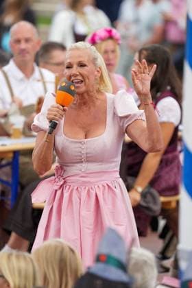 ZDF-Fernsehgarten 2026. Andrea Kiwi Kiewel im ZDF Fernsehgarten mit dem Motto Oktoberfest am 20.09.2026 in Mainz. Mainz ZDF Fernsehgarten Rheinland-Pfalz