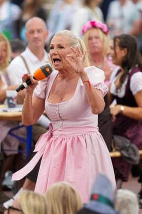 ZDF-Fernsehgarten 2026. Andrea Kiwi Kiewel im ZDF Fernsehgarten mit dem Motto Oktoberfest am 20.09.2026 in Mainz. Mainz ZDF Fernsehgarten Rheinland-Pfalz