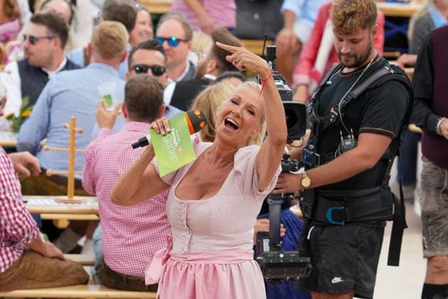 ZDF-Fernsehgarten 2026. Andrea Kiwi Kiewel im ZDF Fernsehgarten mit dem Motto Oktoberfest am 20.09.2026 in Mainz. Mainz ZDF Fernsehgarten Rheinland-Pfalz
