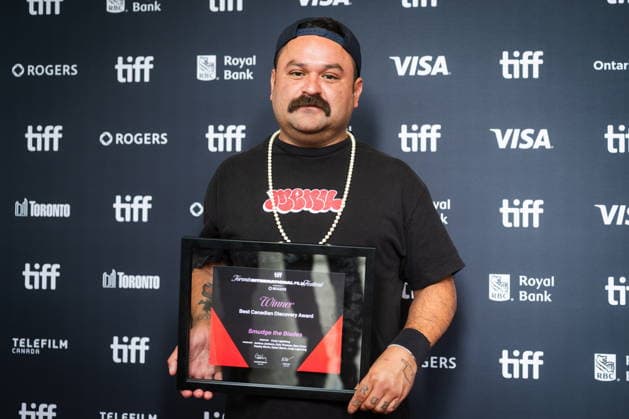 September 20, 2026, Toronto, On, Canada: Cody Lightning holds his Best Canadian Discovery Award for Smudge the Blades after the TIFF Awards at the Toronto International Film Festival in Toronto, on Sunday, Sept. 20, 2026. Toronto Canada  - ZUMAc35_ 20260920_zaf_c35_062 Copyright: xLauraxProctorx