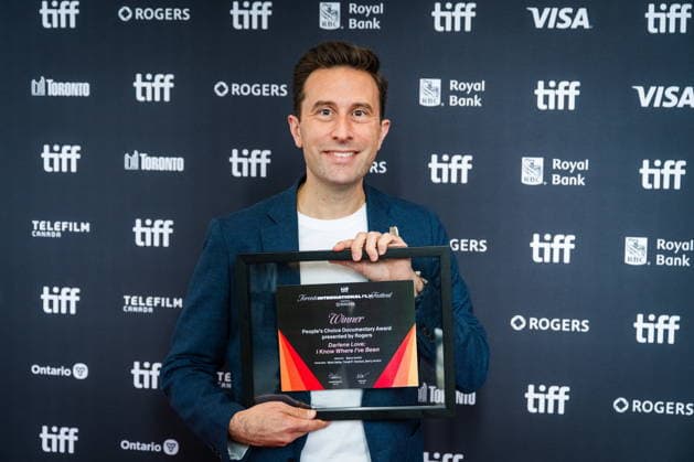 September 20, 2026, Toronto, On, Canada: Mark Shelby, producer of Darlene Love: I Know Where I ve Been holds the film s People s Choice Documentary Award after the TIFF Awards at the Toronto International Film Festival in Toronto, on Sunday, Sept. 20, 2026. Toronto Canada  - ZUMAc35_ 20260920_zaf_c35_065 Copyright: xLauraxProctorx