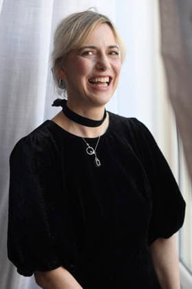 Ulrike Tony Vahl vom Krux -Team bei einem exklusiven Photoshooting auf dem 74. Internationalen Filmfestival San Sebastian Festival Internacional de Cine de San Sebastian im Hotel Maria Cristina. San Sebastian, 20.09.2026
