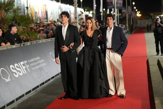 Red Carpet for *La bola negra* by Los Javis at the San Sebastián International Film Festival Director and screenwriter Javier Calvo, actress Penélope Cruz, and director and screenwriter Javier Ambrossi on the red carpet for *La bola negra*, at the Victoria Eugenia Theater on September 20, 2026, in San Sebastián, Guipúzcoa, Basque Country, Spain. La bola negra adapts and expands upon an unfinished play by Federico García Lorca. It tells three stories of men from different eras, connected by sexuality, desire, pain, and legacy. The film opens in Spanish theaters on September 25 and has been selected by the Spanish Film Academy to represent Spain at the upcoming Academy Awards. SEPTEMBER 20, 2026 San Sebastián, Guipúzcoa, Basque Country, Sp Copyright: xUnanuex 7788956