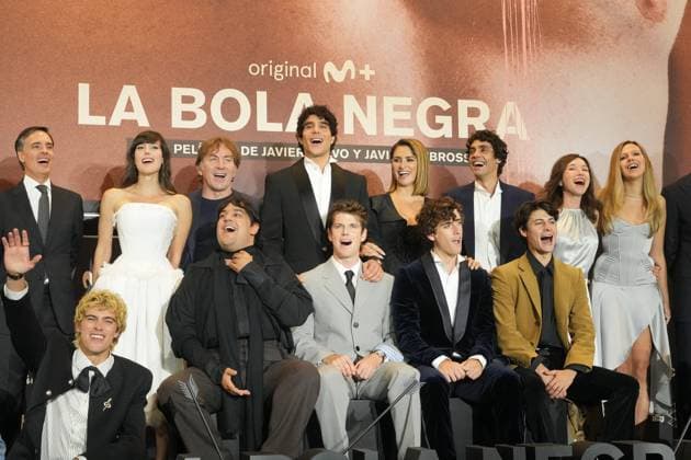 Red carpet for *La bola negra* by Los Javis at the San Sebastián Film Festival Red carpet for *La bola negra* at the Victoria Eugenia Theater on September 20, 2026, in San Sebastián, Guipúzcoa, Basque Country, Spain. La bola negra adapts and expands upon an unfinished play by Federico García Lorca. It tells three stories of men from different eras, connected by sexuality, desire, pain, and legacy. The film premieres in Spanish theaters on September 25 and has been selected by the Spanish Film Academy to represent Spain at the upcoming Academy Awards. SEPTEMBER 20, 2026 San Sebastián, Guipúzcoa, Basque Country, Spain San Sebastián, Guipúzcoa, Country V, Spain Copyright: xUnanuex 7789021