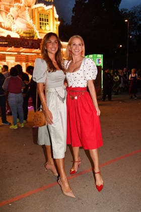 Jana Azizi und Sandra Abt beim Wiesn Almauftrieb auf dem Oktoberfest am 20.09.2026 in Muenchen Jana Azizi and Sandra Abt during the 2026 Oktoberfest in front of the Almauftrieb at Theresienwiese on September 20, 2026 in Munich, Germany Oktoberfest Almauftrieb in Muenchen