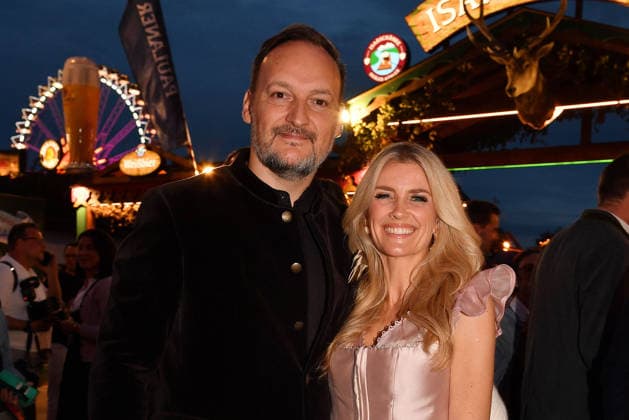 Felix Moese und Jennifer Knaeble beim Wiesn Almauftrieb auf dem Oktoberfest am 20.09.2026 in Muenchen Felix Moese and Jennifer Knaeble during the 2026 Oktoberfest in front of the Almauftrieb at Theresienwiese on September 20, 2026 in Munich, Germany Oktoberfest Almauftrieb in Muenchen