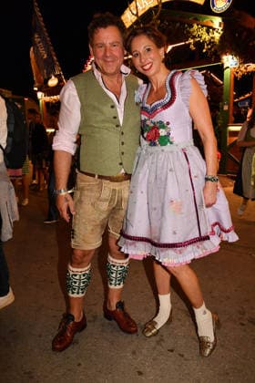Andreas Meister und Lola Paltinger beim Wiesn Almauftrieb auf dem Oktoberfest am 20.09.2026 in Muenchen Andreas Meister and Lola Paltinger during the 2026 Oktoberfest in front of the Almauftrieb at Theresienwiese on September 20, 2026 in Munich, Germany Oktoberfest Almauftrieb in Muenchen