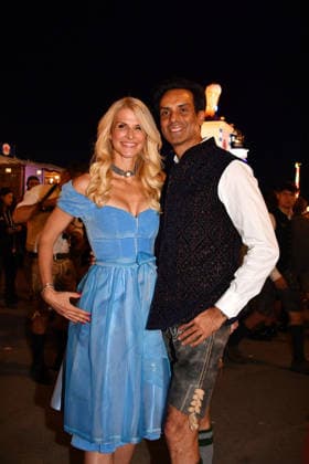 Natascha Gruen und Param Multani beim Wiesn Almauftrieb auf dem Oktoberfest am 20.09.2026 in Muenchen Natascha Gruen and Param Multani during the 2026 Oktoberfest in front of the Almauftrieb at Theresienwiese on September 20, 2026 in Munich, Germany Oktoberfest Almauftrieb in Muenchen