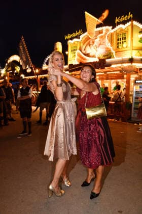 Verena Kerth und Claudia Obert beim Wiesn Almauftrieb auf dem Oktoberfest am 20.09.2026 in Muenchen Verena Kerth and Claudia Obert during the 2026 Oktoberfest in front of the Almauftrieb at Theresienwiese on September 20, 2026 in Munich, Germany Oktoberfest Almauftrieb in Muenchen