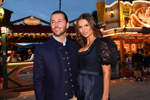 Riccardo Basile und Laura Wontorra beim Wiesn Almauftrieb auf dem Oktoberfest am 20.09.2026 in Muenchen Riccardo Basile and Laura Wontorra during the 2026 Oktoberfest in front of the Almauftrieb at Theresienwiese on September 20, 2026 in Munich, Germany Oktoberfest Almauftrieb in Muenchen