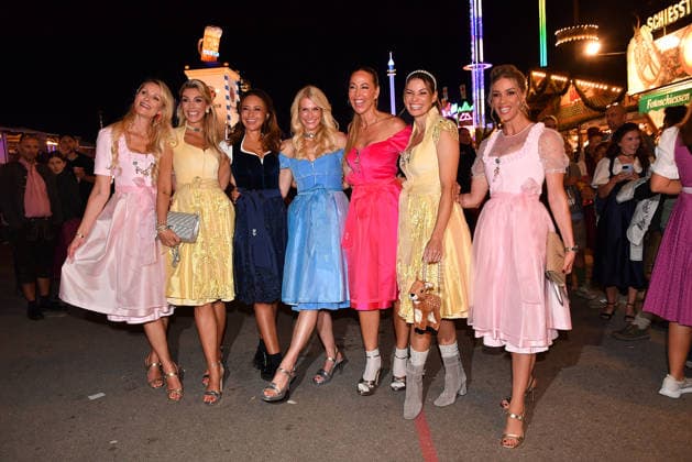 Julia Pohl, Annika Gassner, Sinta Weisz, Natascha Gruen, Sylvia Walker, Rebecca Kunikowski und Marion Moser beim Wiesn Almauftrieb auf dem Oktoberfest am 20.09.2026 in Muenchen Julia Pohl, Annika Gassner, Sinta Weisz, Natascha Gruen, Sylvia Walker, Rebecca Kunikowski and Marion Moser during the 2026 Oktoberfest in front of the Almauftrieb at Theresienwiese on September 20, 2026 in Munich, Germany Oktoberfest Almauftrieb in Muenchen