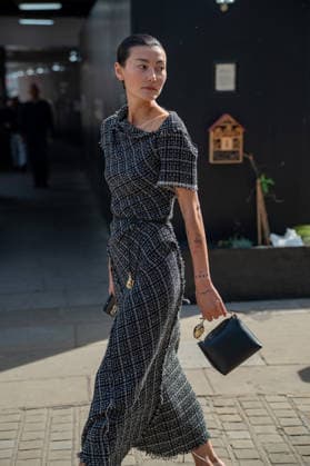 Attendees arrive at the Erderm Catwalk Show London, UK - 20 Sept 2026 An attendee arrives wearing a grey dress at the Erdem catwalk show, held at the Roundhouse in Camden, London, as part of London Fashion Week 2026. Models and members of the fashion industry gather at the Roundhouse in Camden, London, for the Erdem catwalk show during London Fashion Week 2026. The event forms part of the official London Fashion Week schedule, bringing together models, designers, fashion professionals, media and guests for the presentation of Erdem s latest collection. London United Kingdom Copyright: xJamesxWilloughbyx xSOPAxImagesx JWILLOUGHBY_3463
