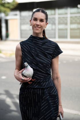 Attendees arrive at the Erderm Catwalk Show London, UK - 20 Sept 2026 An attendee arrives wearing a black dress and carrying a plastic pigeon at the Erdem catwalk show, held at the Roundhouse in Camden, London, as part of London Fashion Week 2026. Models and members of the fashion industry gather at the Roundhouse in Camden, London, for the Erdem catwalk show during London Fashion Week 2026. The event forms part of the official London Fashion Week schedule, bringing together models, designers, fashion professionals, media and guests for the presentation of Erdem s latest collection. London United Kingdom Copyright: xJamesxWilloughbyx xSOPAxImagesx JWILLOUGHBY_3471