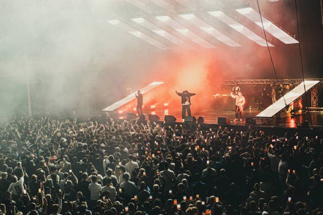 Hier stehen Deutschlands coolste Rapper : Haftbefehl bringt Frankfurt zum Beben – Comeback endet früher als erwartet - Mit Sohn und Maske auf der Bühne 7aIMG: 0573549 Frankfurt bebt: Haftbefehl feiert Comeback mit Deutschlands Rap-Elite – doch die Show endet frühHessen, Frankfurt am Main, Deutschland Copyright: 7aktuell.dex xVincentxBrücker 0573549 20260920_7a_HAFTBEFEHL_573549