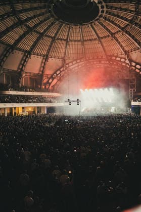 Hier stehen Deutschlands coolste Rapper : Haftbefehl bringt Frankfurt zum Beben – Comeback endet früher als erwartet - Mit Sohn und Maske auf der Bühne 7aIMG: 0573553 Frankfurt bebt: Haftbefehl feiert Comeback mit Deutschlands Rap-Elite – doch die Show endet frühHessen, Frankfurt am Main, Deutschland Copyright: 7aktuell.dex xVincentxBrücker 0573553 20260920_7a_HAFTBEFEHL_573553