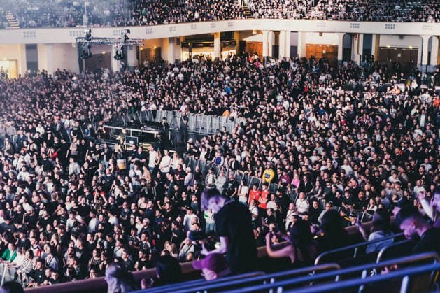 Hier stehen Deutschlands coolste Rapper : Haftbefehl bringt Frankfurt zum Beben – Comeback endet früher als erwartet - Mit Sohn und Maske auf der Bühne 7aIMG: 0573557 Frankfurt bebt: Haftbefehl feiert Comeback mit Deutschlands Rap-Elite – doch die Show endet frühHessen, Frankfurt am Main, Deutschland Copyright: 7aktuell.dex xVincentxBrücker 0573557 20260920_7a_HAFTBEFEHL_573557