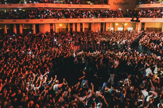 Hier stehen Deutschlands coolste Rapper : Haftbefehl bringt Frankfurt zum Beben – Comeback endet früher als erwartet - Mit Sohn und Maske auf der Bühne 7aIMG: 0573558 Frankfurt bebt: Haftbefehl feiert Comeback mit Deutschlands Rap-Elite – doch die Show endet frühHessen, Frankfurt am Main, Deutschland Copyright: 7aktuell.dex xVincentxBrücker 0573558 20260920_7a_HAFTBEFEHL_573558